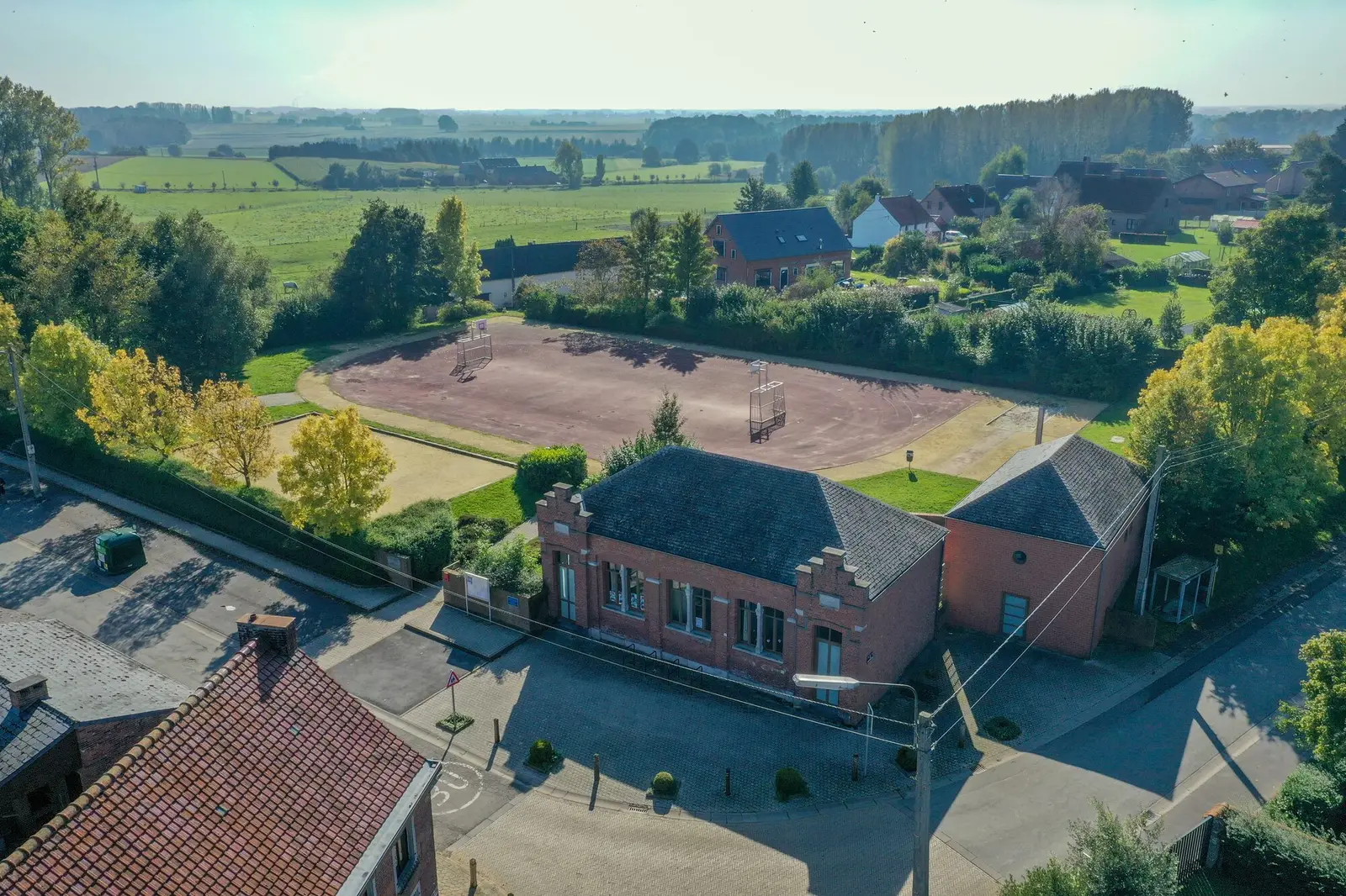 L'école au milieu de la campagne de Thoricourt