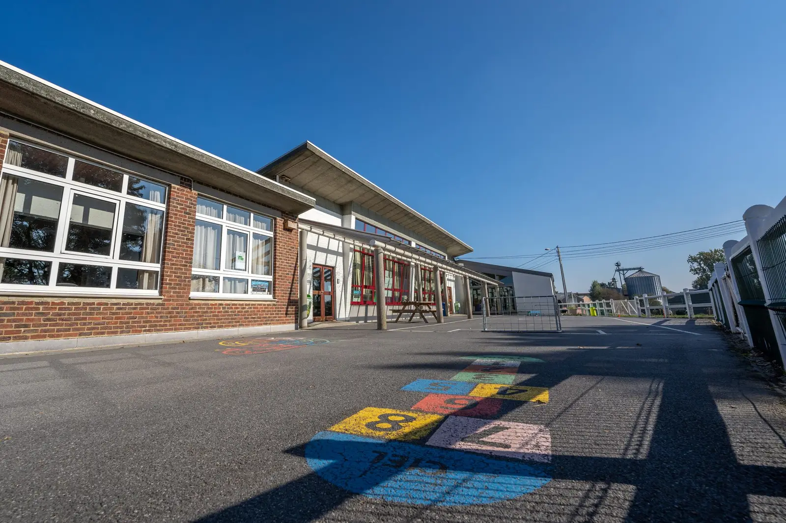 La façade de l'école et son préau