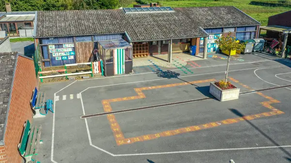 La cour intérieure de l'école et ses façades décorées