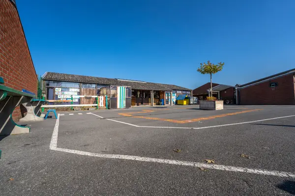Les bâtiments de l'école vus depuis la cour de récréation