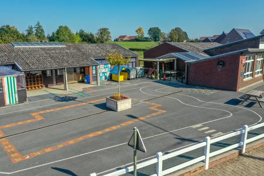 La cour et les bâtiments de l'école vus du ciel