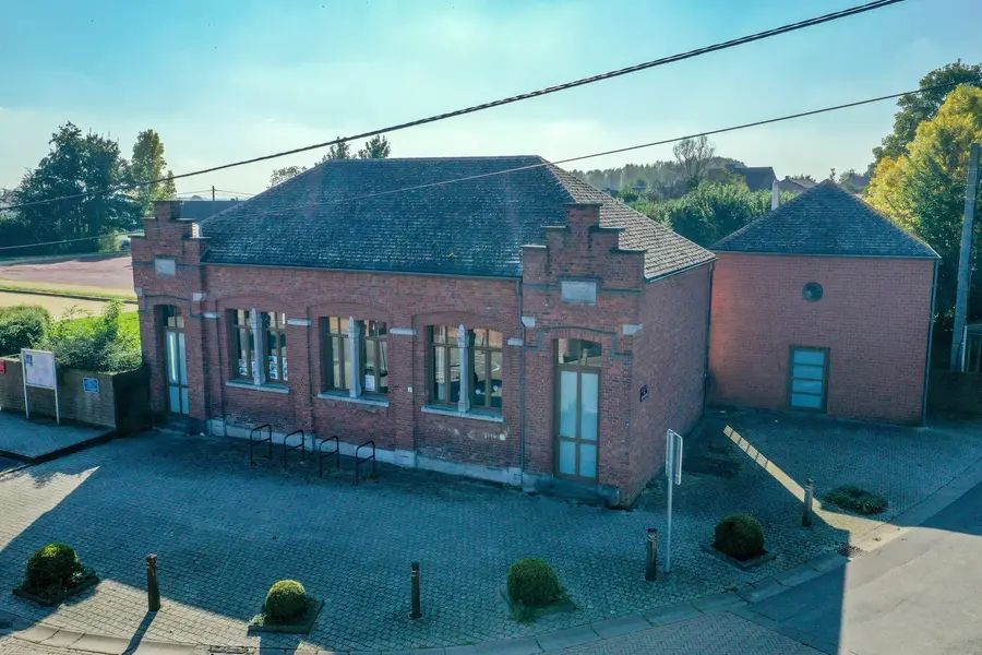 L'ancien bâtiment en brique de l'école, au centre du village