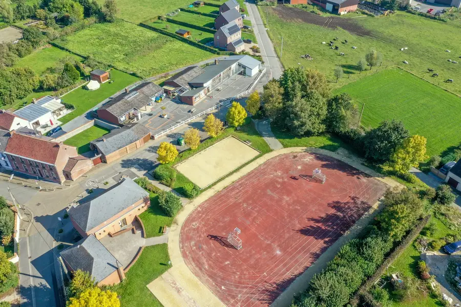 Le site de l'école et ses terrains, vus du ciel